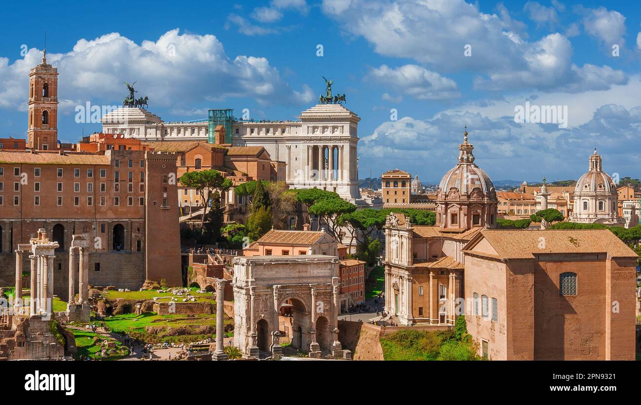 Antike Ruinen, klassische Denkmäler, Renaissance-Turm und barocke Kuppeln im historischen Zentrum von Rom Stockfoto