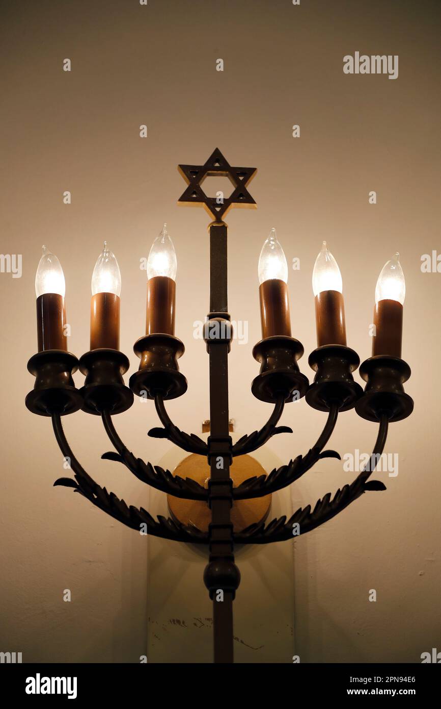 Jüdisches Museum von Florida. Die Menora oder die hebräische Laterne mit sieben Lampen, Symbol des Judentums seit der Antike. Stockfoto