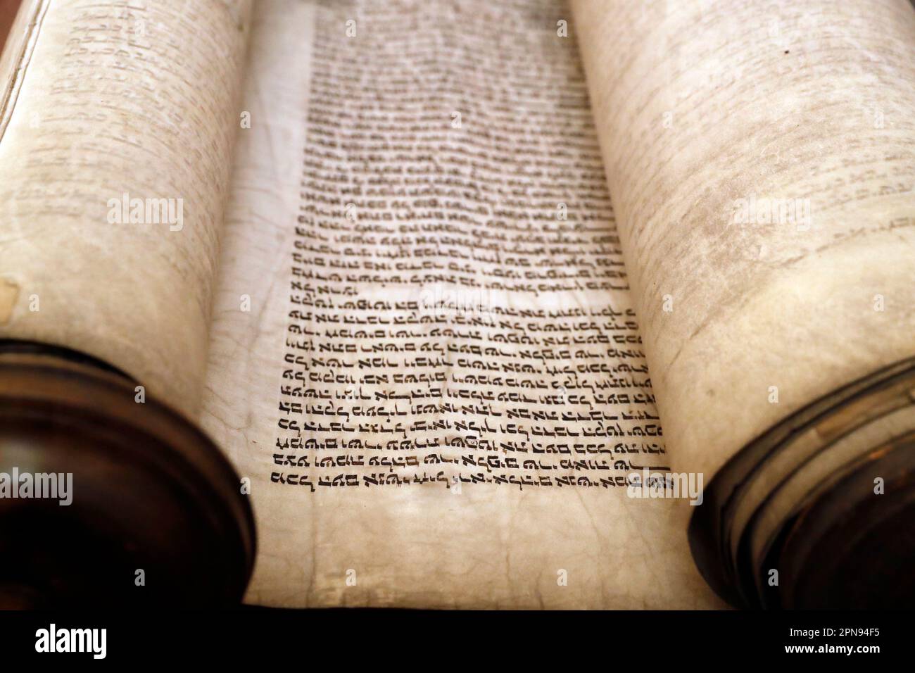 Jüdisches Museum von Florida. Nahaufnahme des traditionellen alten Torah-Scrollbuchs. Stockfoto