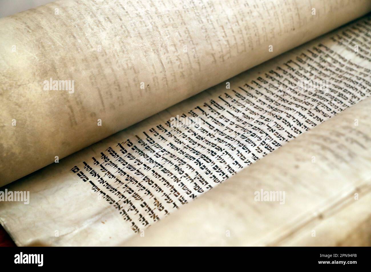 Jüdisches Museum von Florida. Nahaufnahme des traditionellen alten Torah-Scrollbuchs. Stockfoto