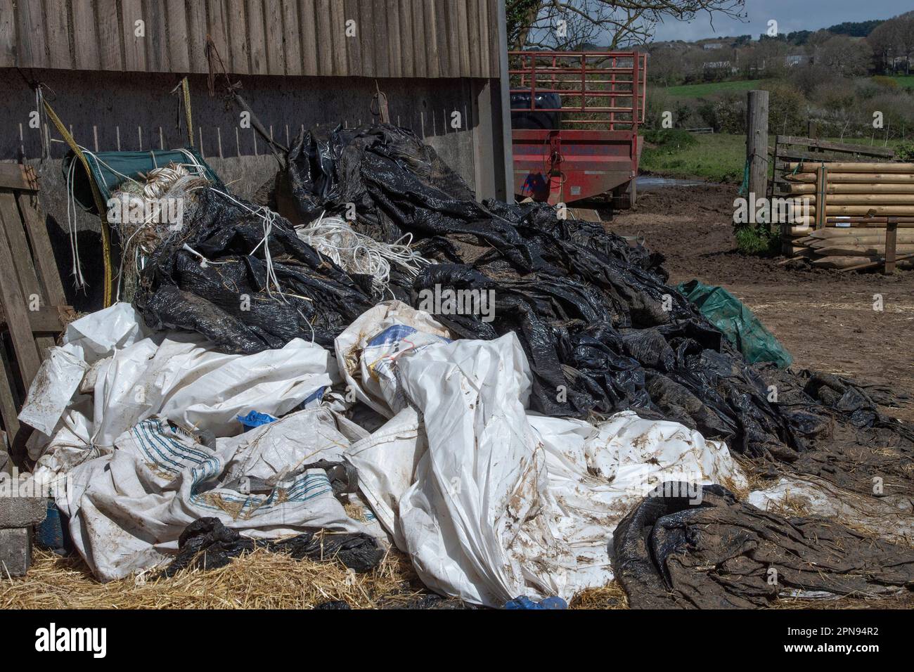 Plastikmüll und Müll auf einem Bauernhof Stockfoto
