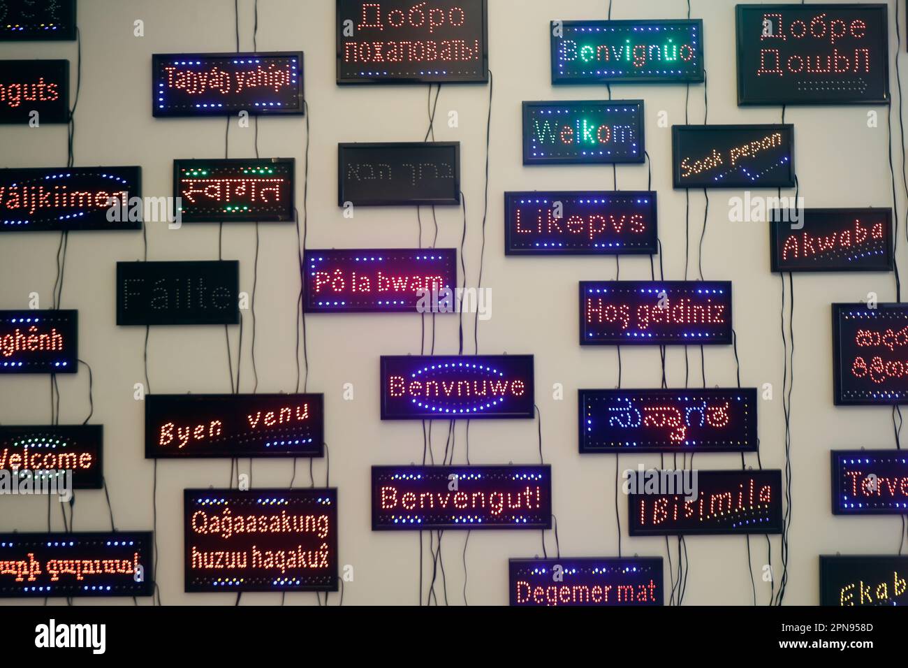 Bass-Museum. Begrüßungsschilder in verschiedenen Sprachen. Miami, Florida, USA. Stockfoto