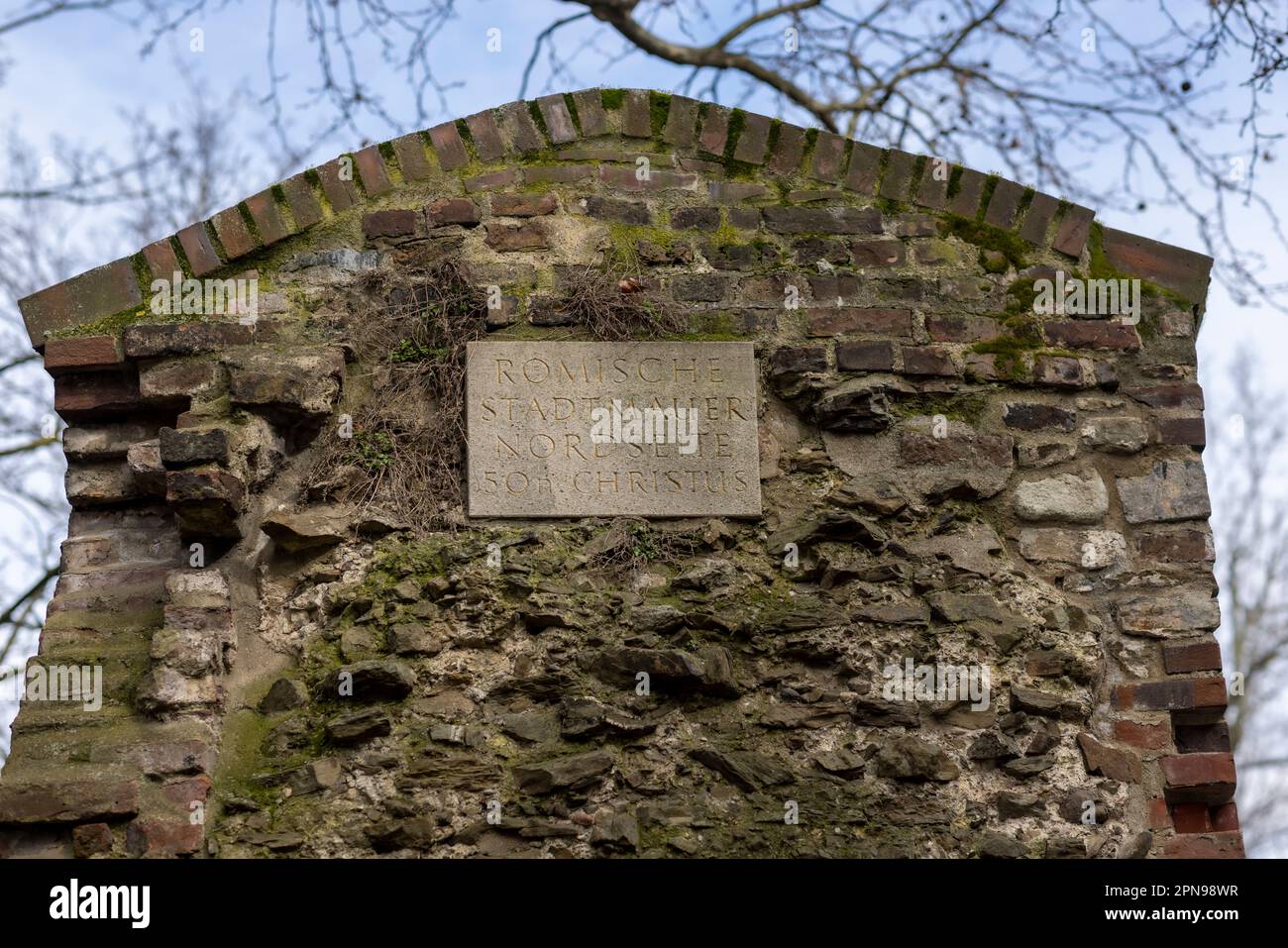 Ein Frieden der historischen römischen Mauer in Köln an einem hellen Frühlingstag Stockfoto