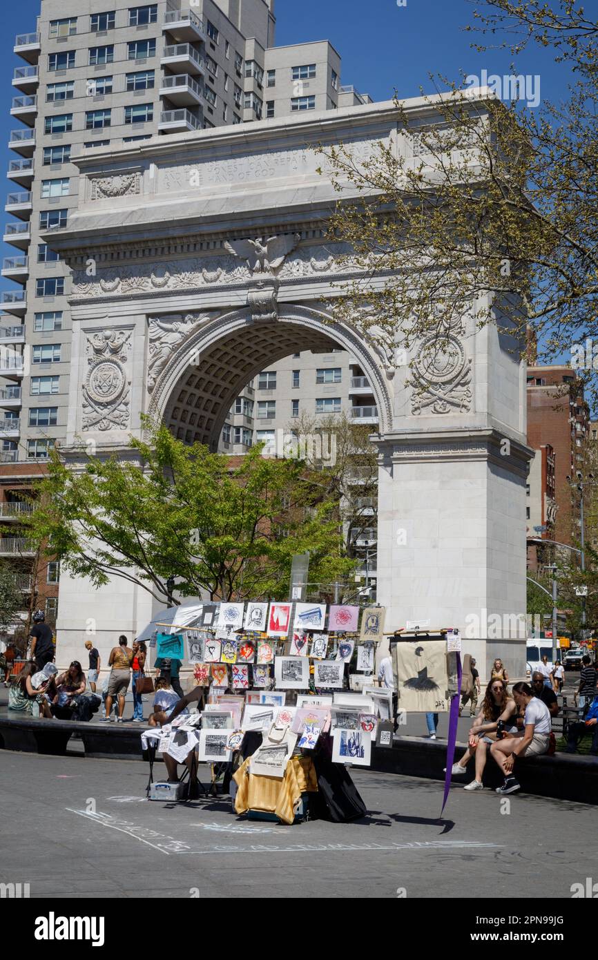 Tchotchkes zum Verkauf unter dem Washington Memorial Arch, Greenwich Village, New York City. Stockfoto