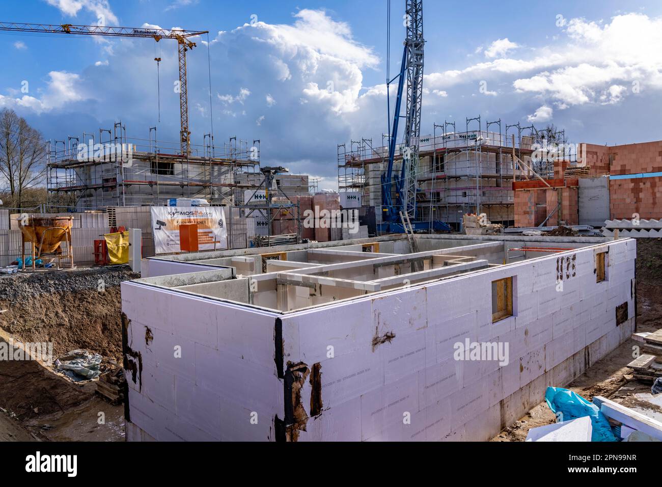 Neues Entwicklungsviertel, rund 140 Einzel- und Halbfreihäuser im Süden von Duisburg gebaut, verschiedene Bauherren, Muscheln, Bauwerke Stockfoto