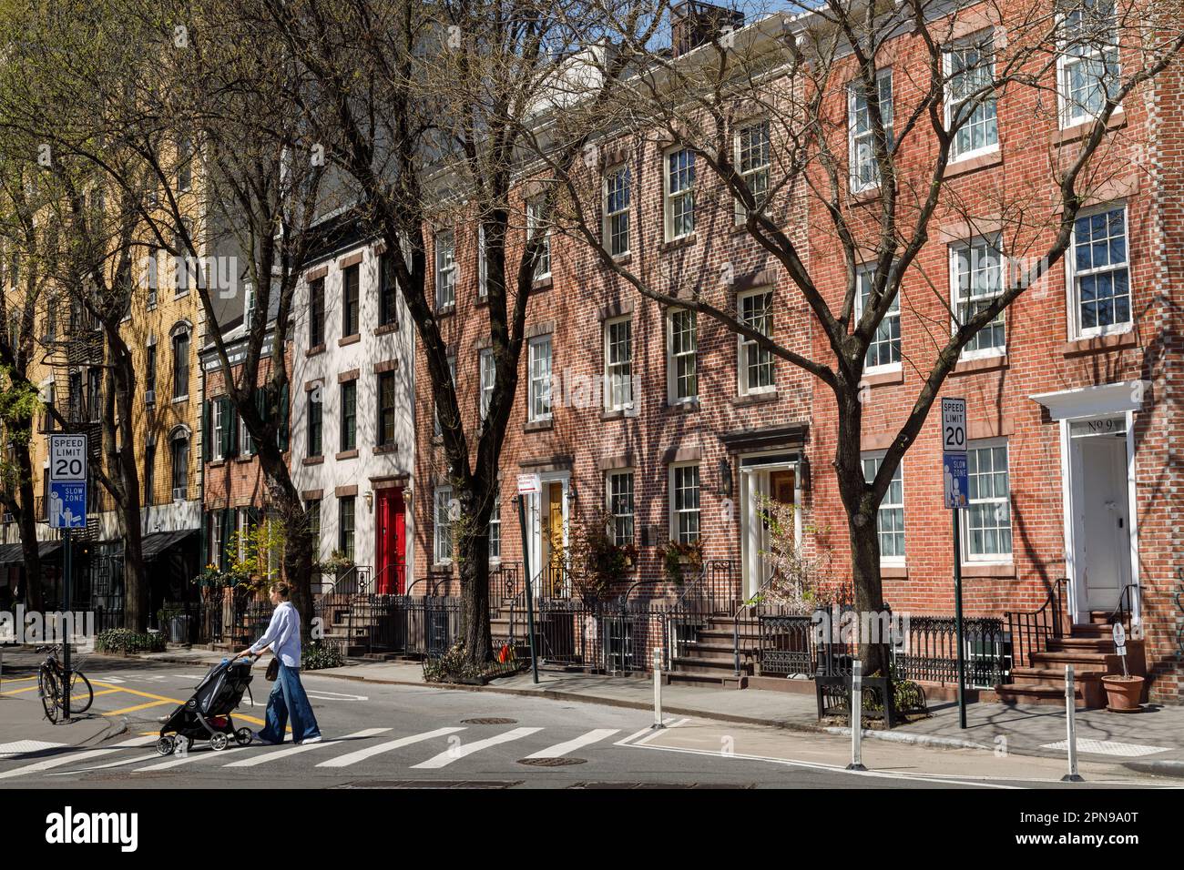 Commerce Street alias Cherry Lane, malerische Backsteinhäuser in Greenwich Village, New York City. Stockfoto