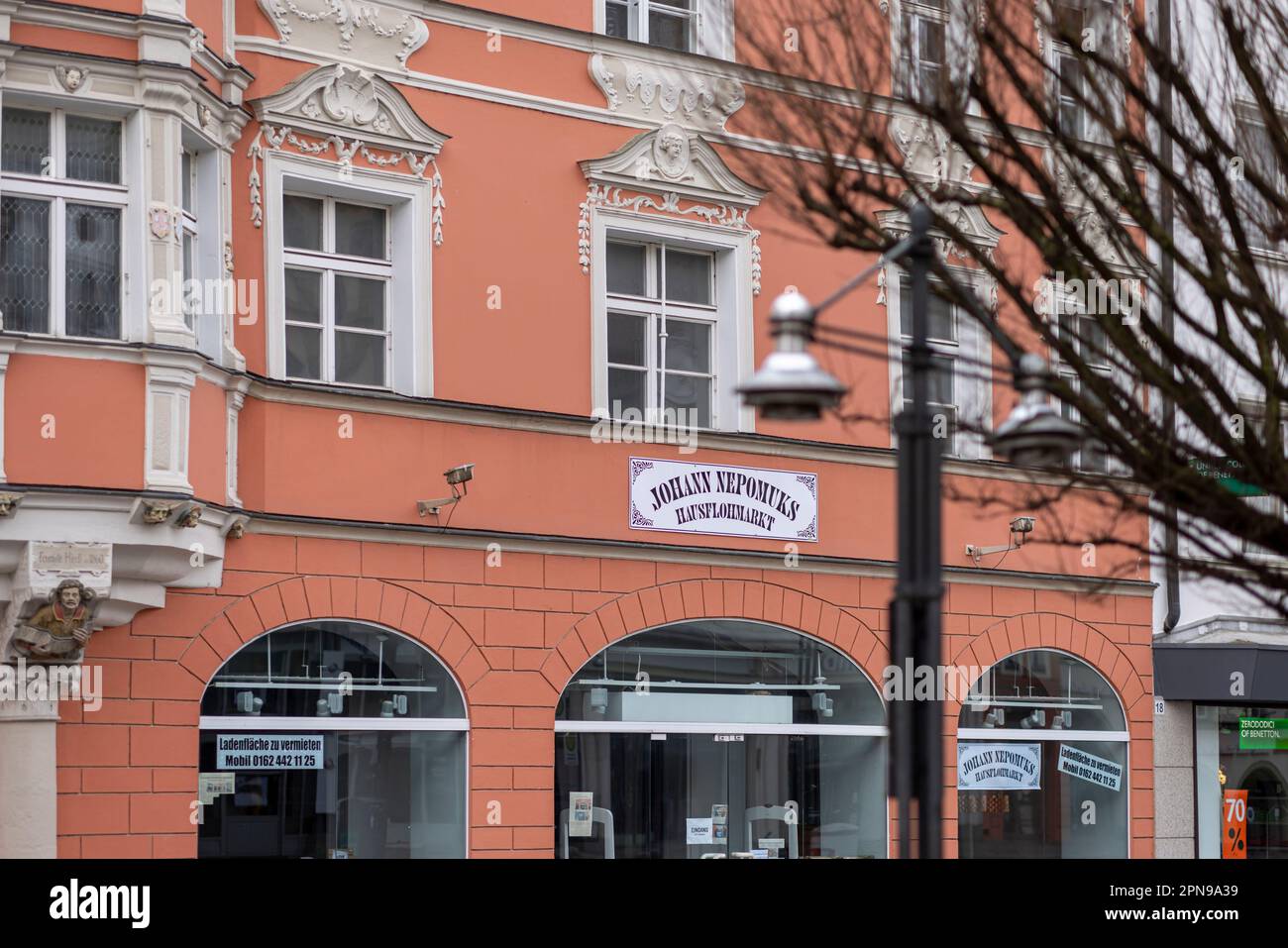 Historische Gebäude in Straubing an einem ruhigen Wintertag Stockfoto