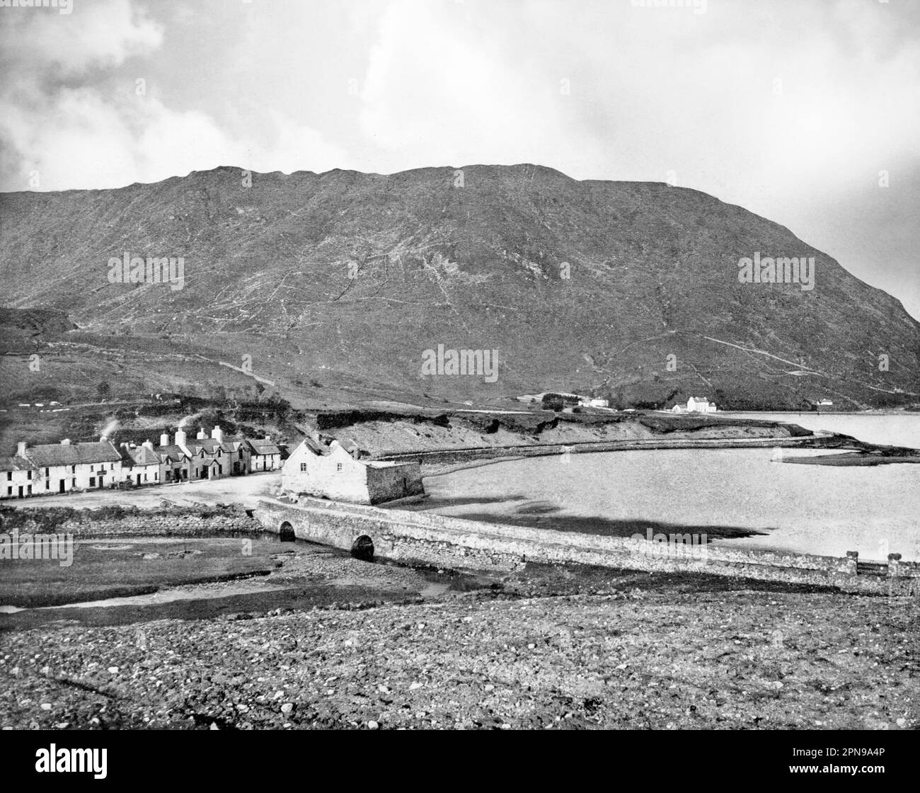 Ein Blick aus dem späten 19. Jahrhundert auf Leenane, auch bekannt als Leenaun, am oberen Ende des Hafens von Killary an der Grenze Galway-Mayo, Irland. Stockfoto