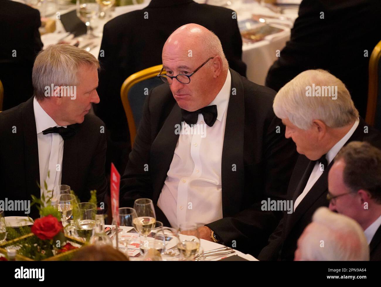 Der irische Fine-Gael-Politiker Phil Hogan (Zentrum) und Denis O'Brien (rechts) nehmen an einem Bankett im Rathaus von Belfast Teil, das im Rahmen einer dreitägigen internationalen Konferenz in der Queen's University Belfast anlässlich des 25. Jahrestages des Belfast/Karfreitagsabkommens stattfindet. Foto: Montag, 17. April 2023. Stockfoto