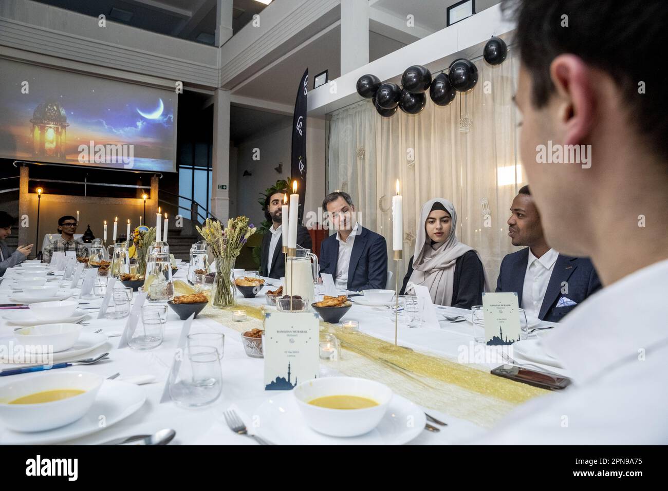 Brüssel, Belgien. 17. April 2023. Premierminister Alexander De Croo zeigte sich während eines Iftar-Essens, dem Abendessen, bei dem Muslime ihren täglichen Ramadan fast bei Sonnenuntergang beenden, das von der Jugendorganisation Capital in Brüssel am Montag, den 17. April 2023, organisiert wird. BELGA FOTO HATIM KAGHAT Kredit: Belga News Agency/Alamy Live News Stockfoto