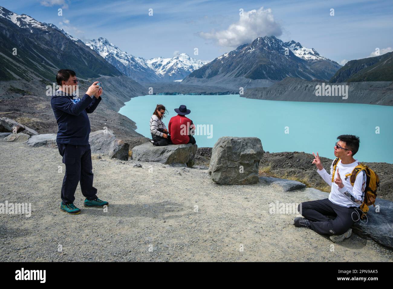 Touristen am Tasman Glacier Aussichtspunkt mit Blick auf Tasman Lake und Aoraki/Mt Cook, Canterbury Region, South Island, Neuseeland Stockfoto