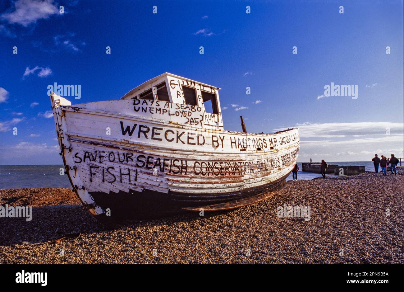 Das Fischerboot am Hastings Beach attackiert den egoistischen Naturschutzgesetz von 1992 Stockfoto