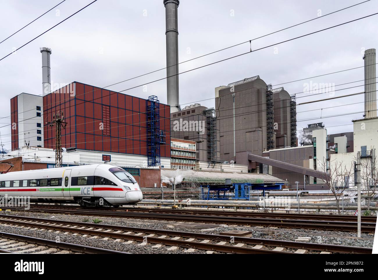 Mainova Heizkraftwerk West, verbrennt Kohle und Erdgas zur Erzeugung von Strom und Fernwärme, Kraft-Wärme-Kopplung, Eisenbahnstrecke, EISBAHN, Stockfoto