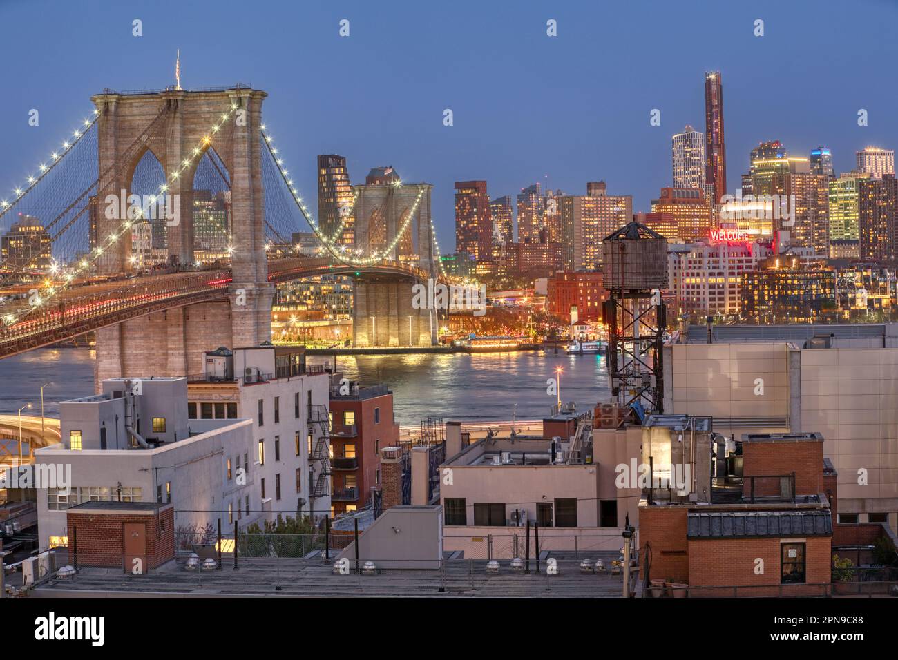 Brooklyn Bridge, von Lower Manhattan aus gesehen, Skyline von Brooklyn im Hintergrund. New York City, USA. Stockfoto