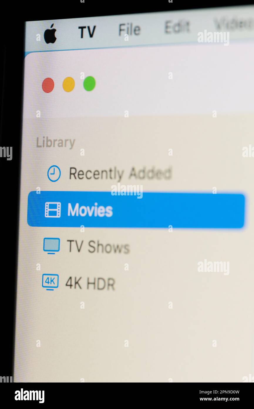 New york, USA - 12. April 2023: Filme auf Apple tv in der Nahaufnahme des Computerbildschirms ansehen Stockfoto