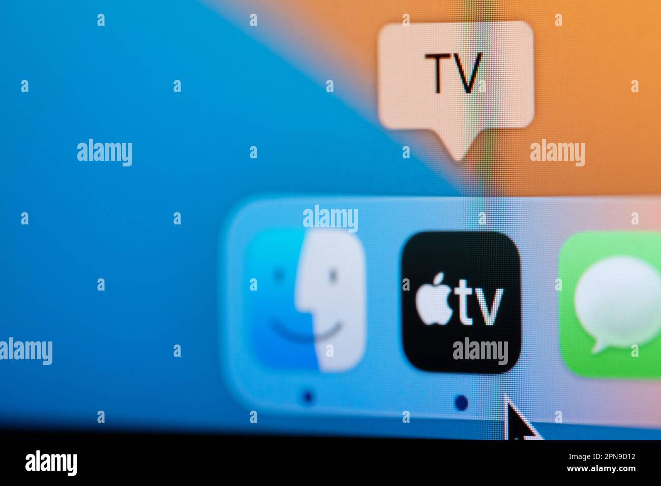 New york, USA - 12. April 2023: Öffnen Sie die Apple TV-App im macbook Dock, um Serien auf dem Computerbildschirm aus nächster Nähe anzusehen Stockfoto