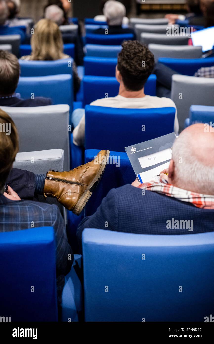 BUDEL - Mitarbeiter des COA während der Präsentation über den Nassau-Dietzterrein, wo sich die AZC Cranendonck befindet. Im Februar wurden alle Haushalte in der Gemeinde gebeten, an der Umfrage über die Zukunft dieses Standorts teilzunehmen. ANP ROB ENGELAAR niederlande raus - belgien raus Stockfoto