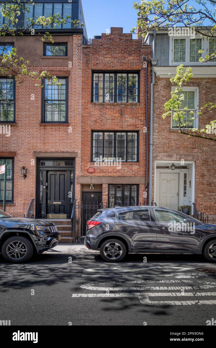 Dieses schmale Haus in der Bedford Street war die Heimat des Dichters Edna St. Vincent Millay, Greenwich Village, New York City. Stockfoto