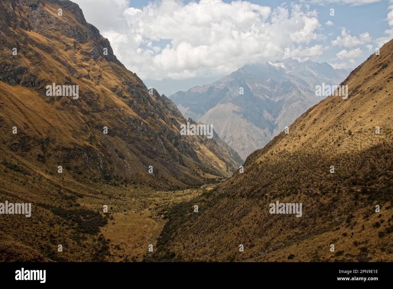 Panoramablick vom Abra Warmiwañuska (Dead Woman's Pass), dem höchsten Punkt des klassischen Inka Trails Stockfoto