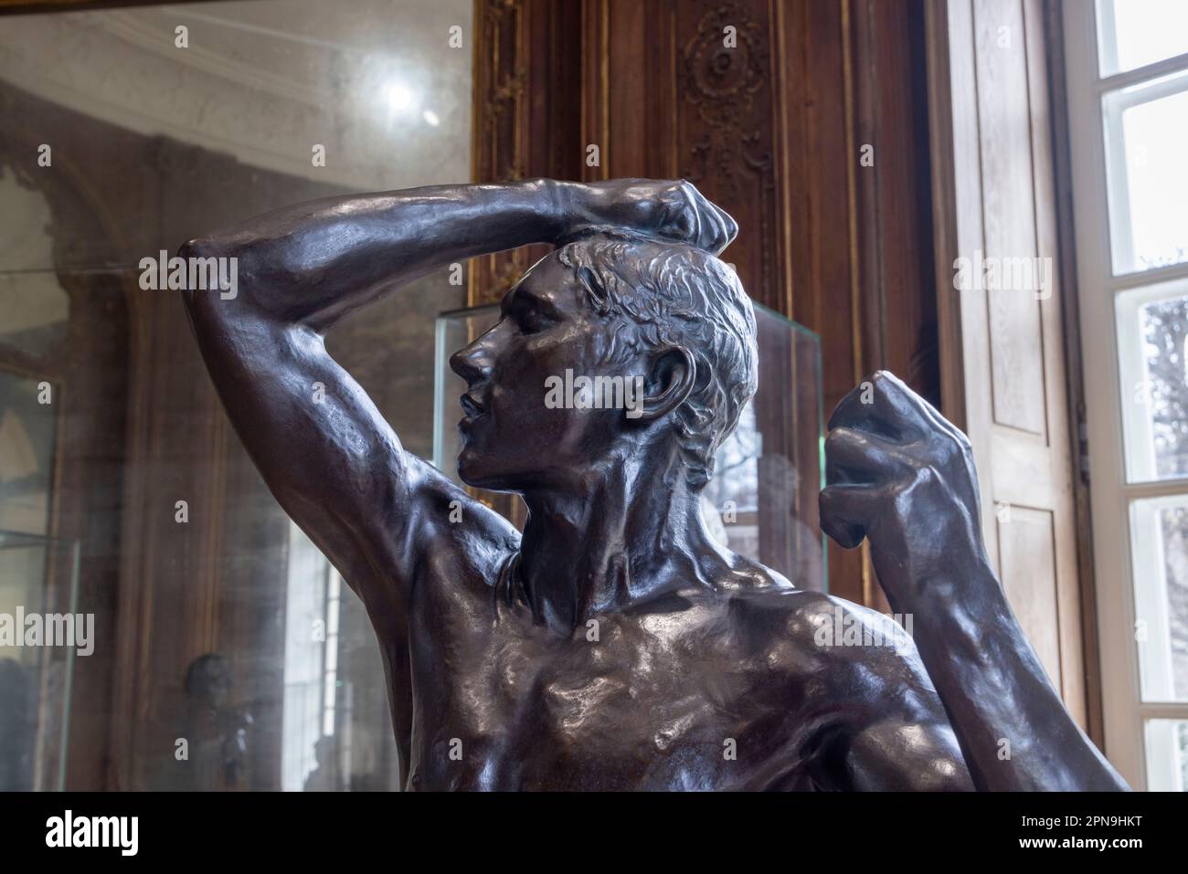 Detail, das Zeitalter der Bronze (L'Âge d'airain) 1877, eine Bronzestatue des französischen Bildhauers Auguste Rodin (1840–1917), Rodin-Museum, Paris, Frankreich Stockfoto