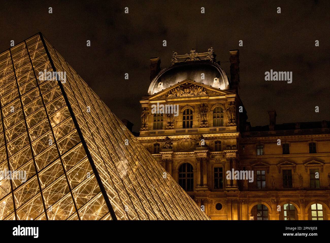 Louvre, Museum und Pyramide, Paris, Frankreich bei Nacht Stockfoto