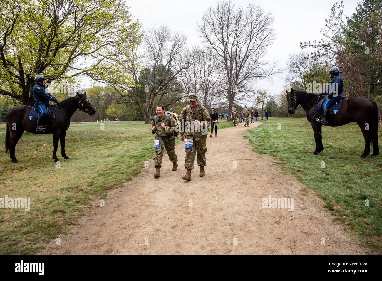 2023, April 16. Massachusetts. 10. Jahre harter Ruck-Marathon der Military Friends Foundation, organisiert mit dem Boston Marathon Assoc Stockfoto