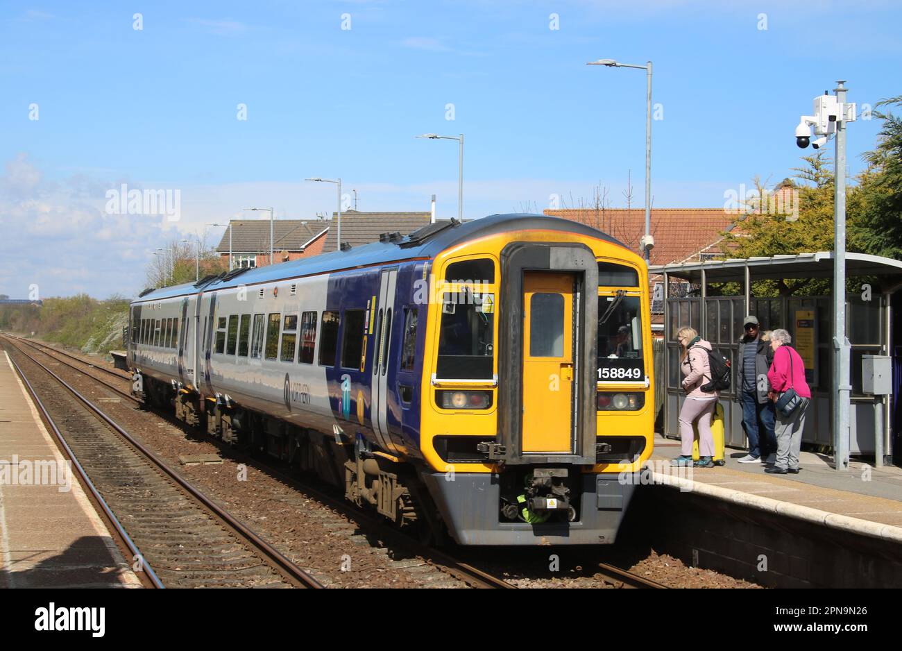 Nordzüge Klasse 158 Supersprinter dmu, 158849, auf Bahnsteig 1, am Freitag, den 14. April 2023, im Bahnhof Seaham mit normalem Passagierdienst. Stockfoto