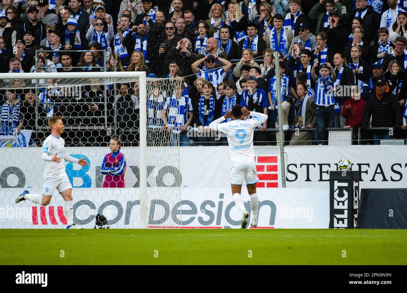 Göteborg, Schweden. 17. April 2023. Isaac Kiese Thelin feiert das Tor während des Spiels im Allsvenskan zwischen Göteborg und Malmö auf der Gamla Ullevi in Göteborg am 17. April 2023. Guthaben: RTC FOTO/Alamy Live News Stockfoto