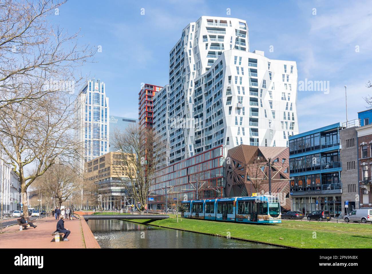 Straßenbahn vorbei am Westersingel-Kanal, Rotterdam Centrum, Rotterdam, Provinz Südholland, Königreich der Niederlande Stockfoto
