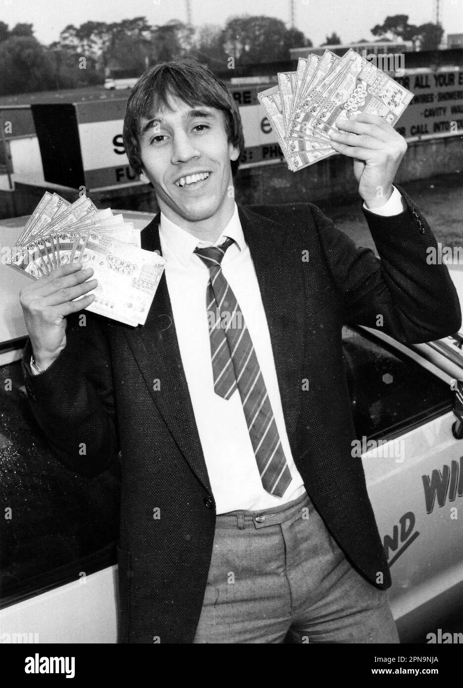 BOGNOR GOALHELD PAUL PULLEN VERKAUFT LOTTERIELOS BEI BOGNOR, NACHDEM