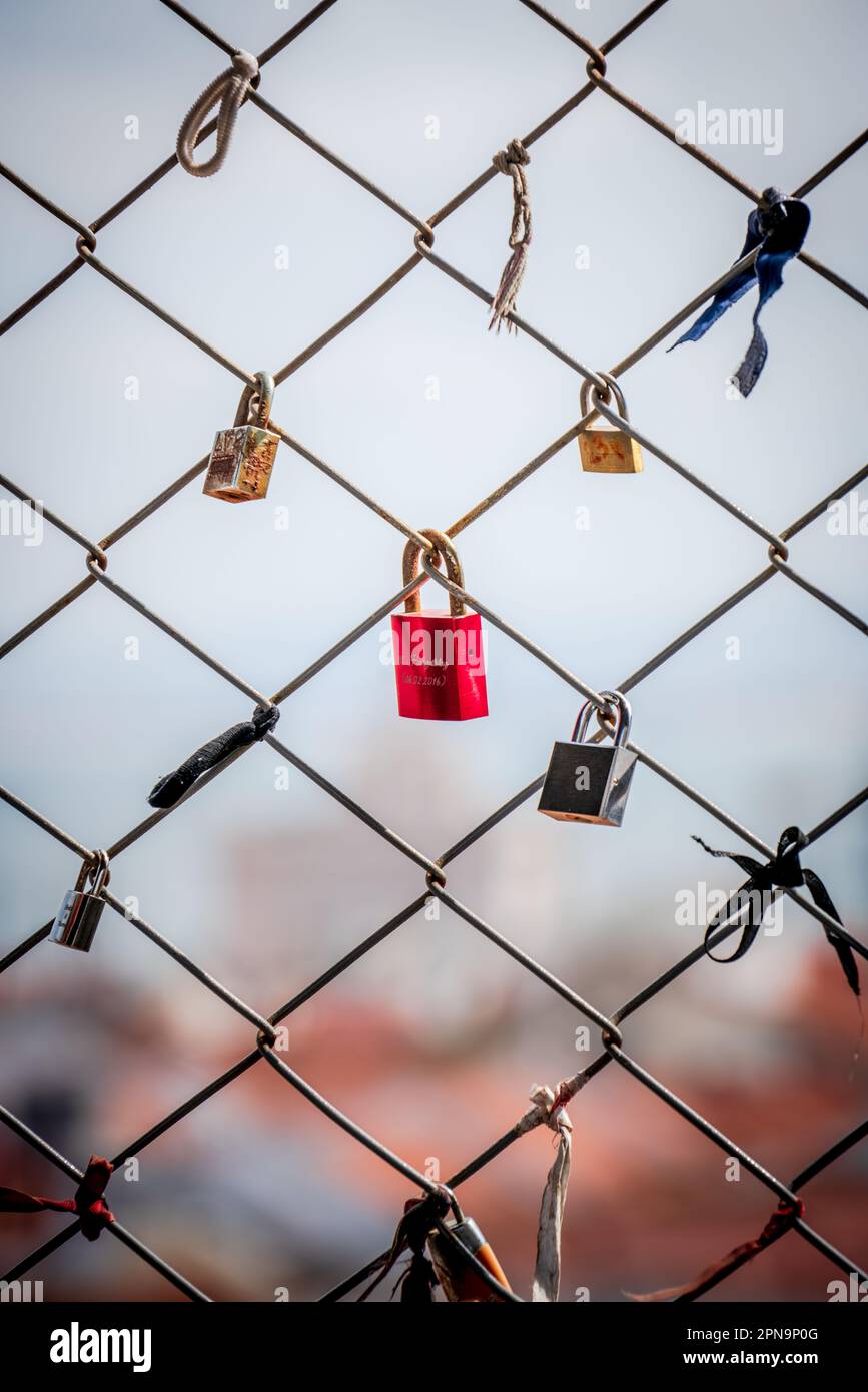 Lovelocks: Die romantische Tradition der Liebsten, Vorhängeschlösser an einem Zaun auf einer Brücke zu verriegeln, was ihre anhaltende Liebe füreinander symbolisiert. Stockfoto