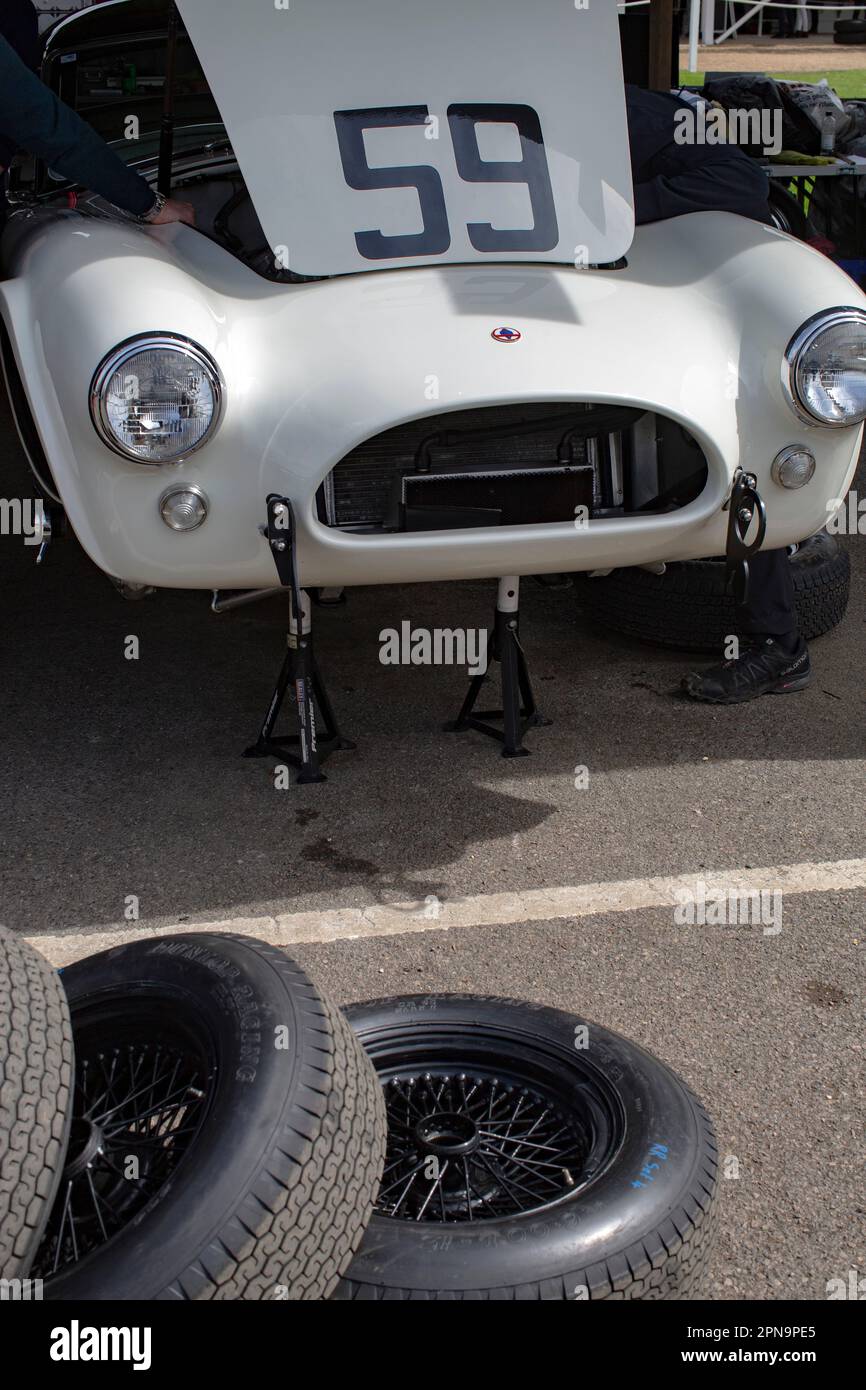 AC Cobra mit offener Motorhaube bei Mitgliederversammlung im Goodwood Motor Circuit in West Sussex, Großbritannien. Stockfoto