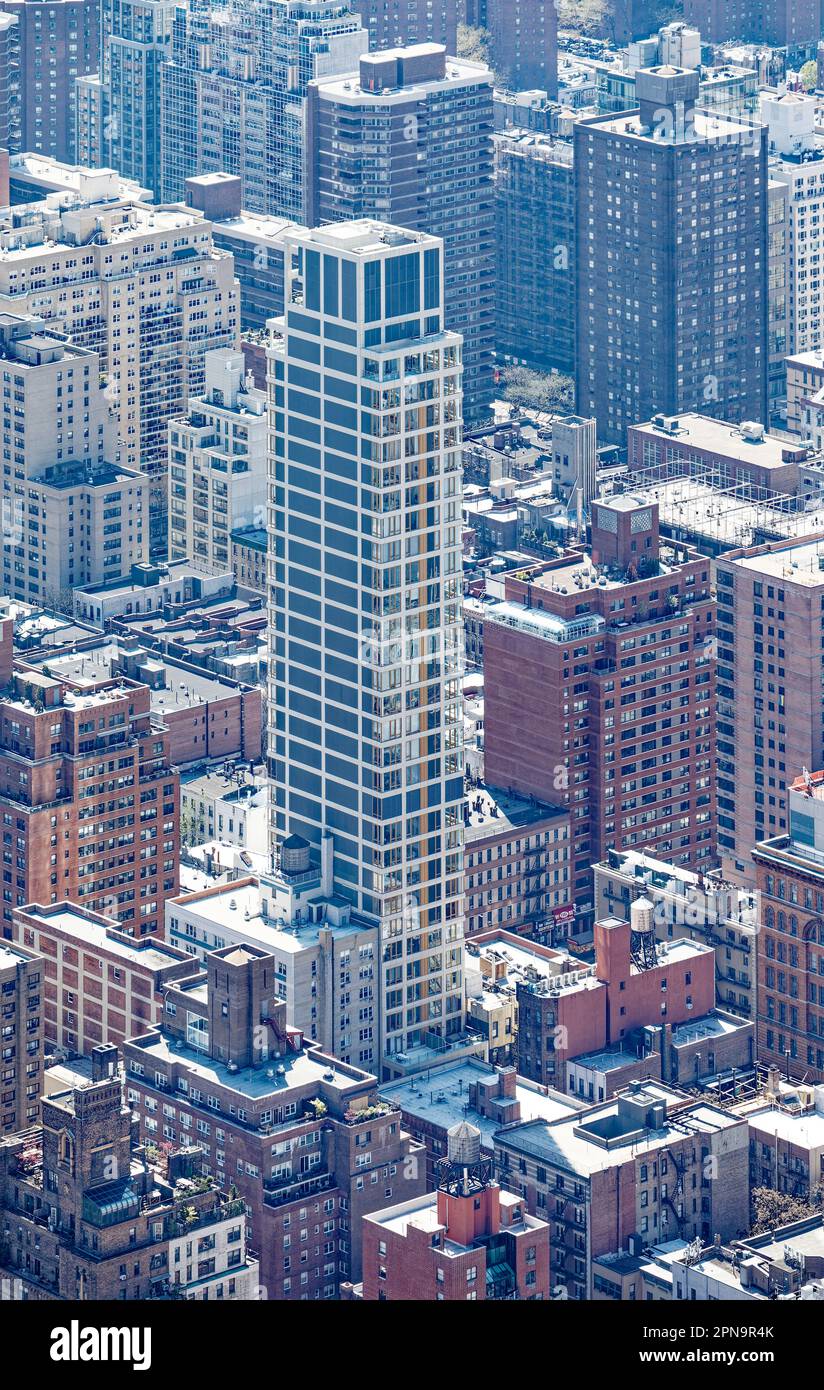 VU ist ein Hochhaus in Kips Bay mit einer Wand aus Metall und Glas in einem weißen Gitterturm. Stockfoto