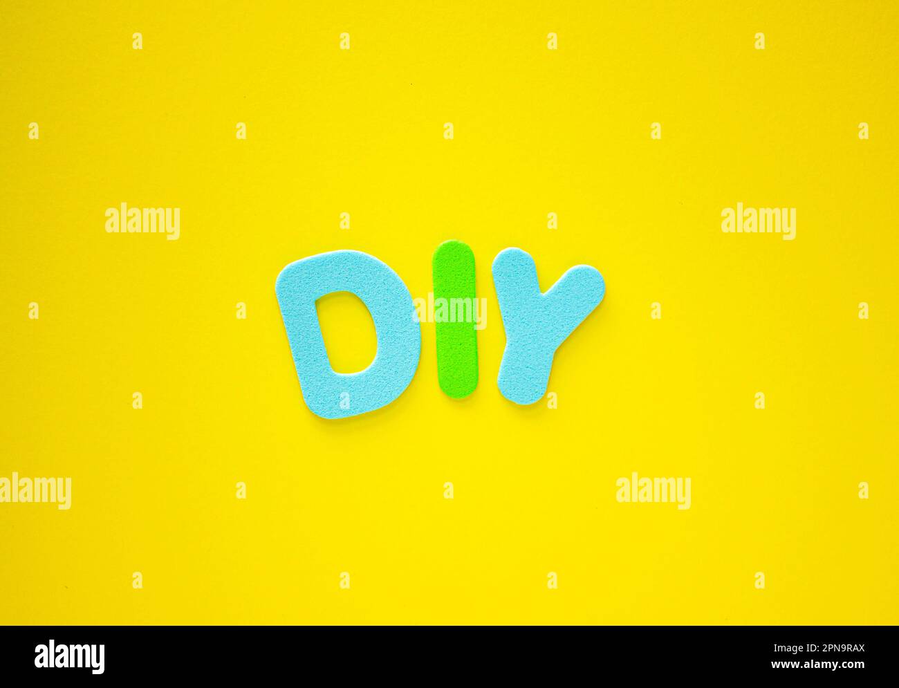 DIY: Abkürzung für Do it yourself. DIY (Do IT Yourself) mit bunten Buchstaben auf gelbem Hintergrund und Kopierbereich. Stockfoto