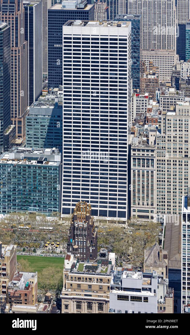 Die markante konkave Fassade des W.R. Das Grace Building wurde ursprünglich für das Solow Building entworfen, 15 Blocks nördlich in Midtown Manhattan. Stockfoto