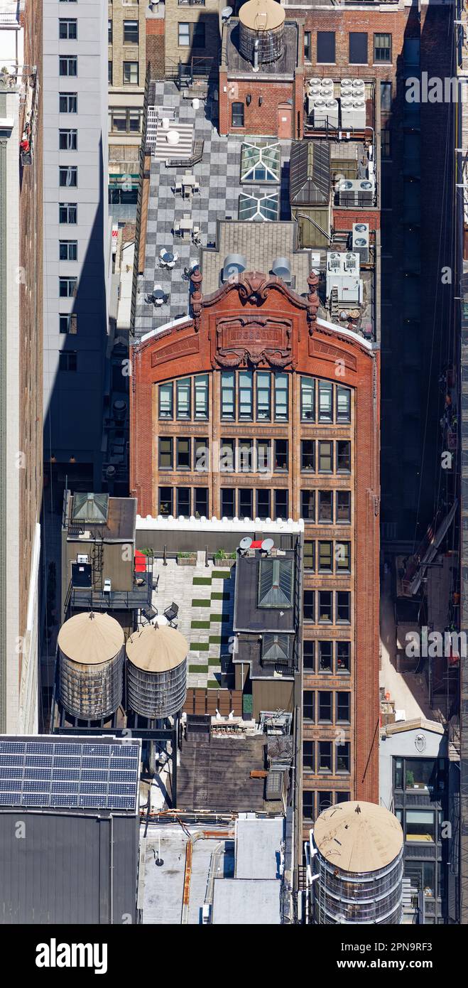 Ein minimalistisches modernes Straßenlevel verbirgt die Backstein- und Terrakotta-Details des Barbey Building aus dem Jahr 1909, das jetzt in Midtown NYC als "Executive Suites" umbenannt wurde. Stockfoto
