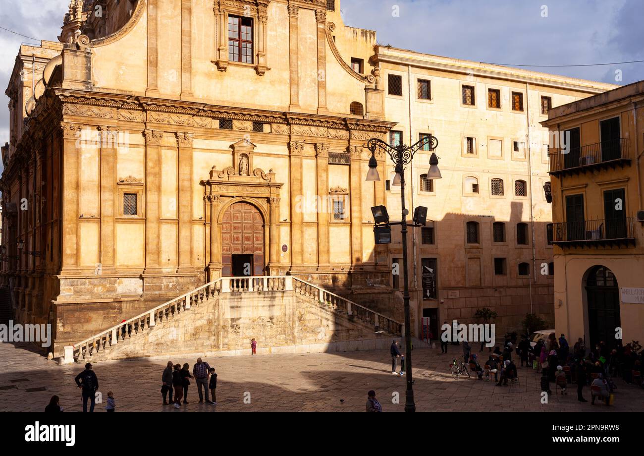 Palermo, Italien - 23. Dezember 2022: Die Kirche Santa Caterina, die Fassade gegenüber der Piazza Bellini Stockfoto