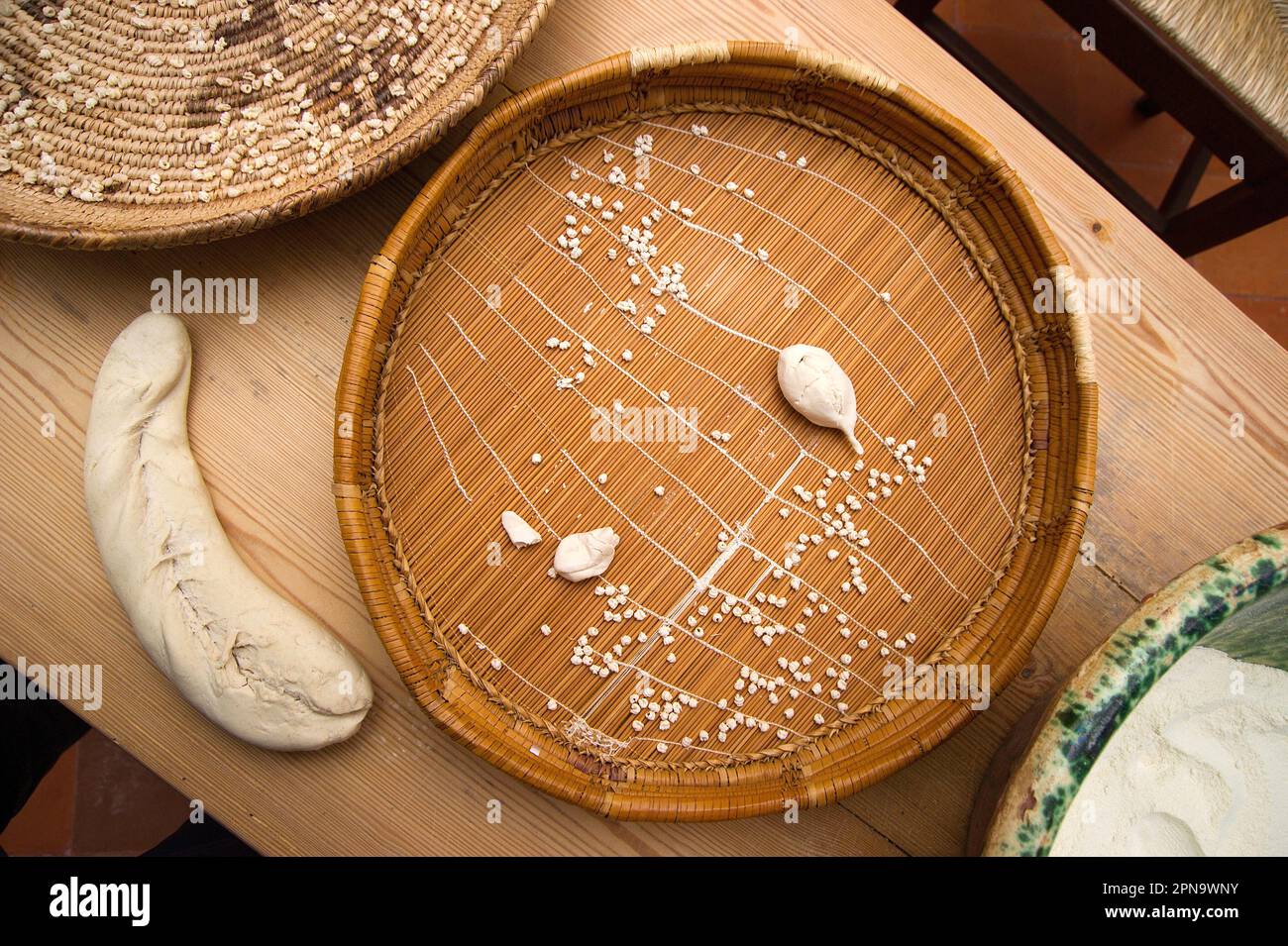 Bessude, lavorazione della Pasta per gli gnocchetti. Sassari, Sardegna. Italien Stockfoto