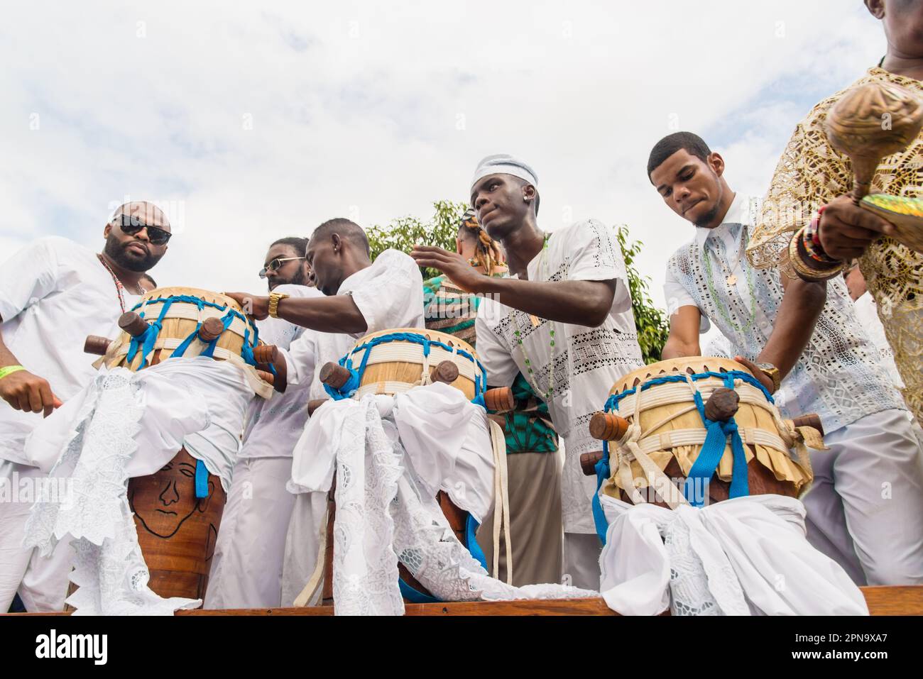 Santo Amaro, Bahia, Brasilien - 15. Mai 2022: Candomble-Mitglieder werden während der religiösen Feierlichkeiten von Bembe do Mercado in Santo A beim Spielen und Singen gesehen Stockfoto