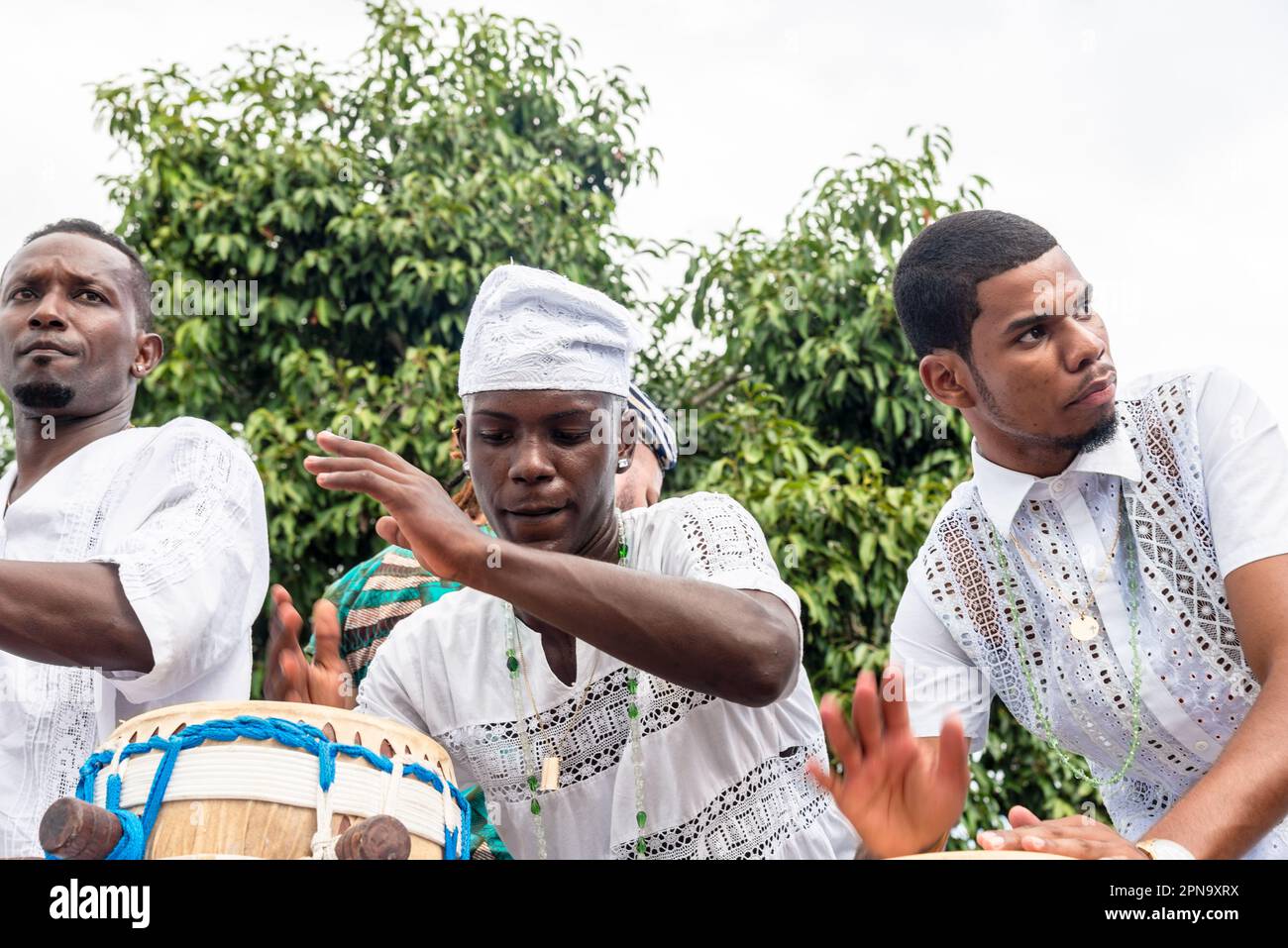 Santo Amaro, Bahia, Brasilien - 15. Mai 2022: Candomble-Mitglieder werden während der religiösen Feierlichkeiten von Bembe do Mercado in Santo A beim Spielen und Singen gesehen Stockfoto