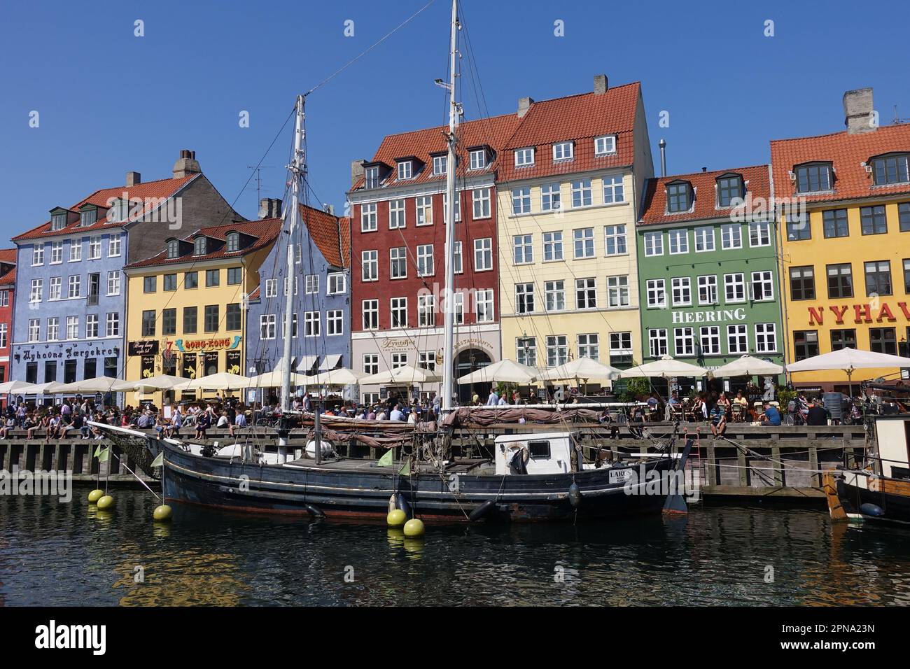 Nyhavn in Dänemark ist eine beliebte Attraktion am Wasser aus dem 17