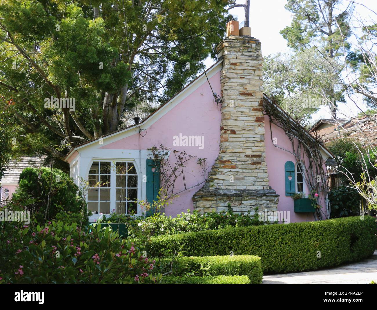 Pinkfarbenes Cottage in einem märchenhaften architektonischen Stil, Carmel-by-the-Sea, CA, ein bezauberndes Dorf an der Küste von Nordkalifornien. Stockfoto