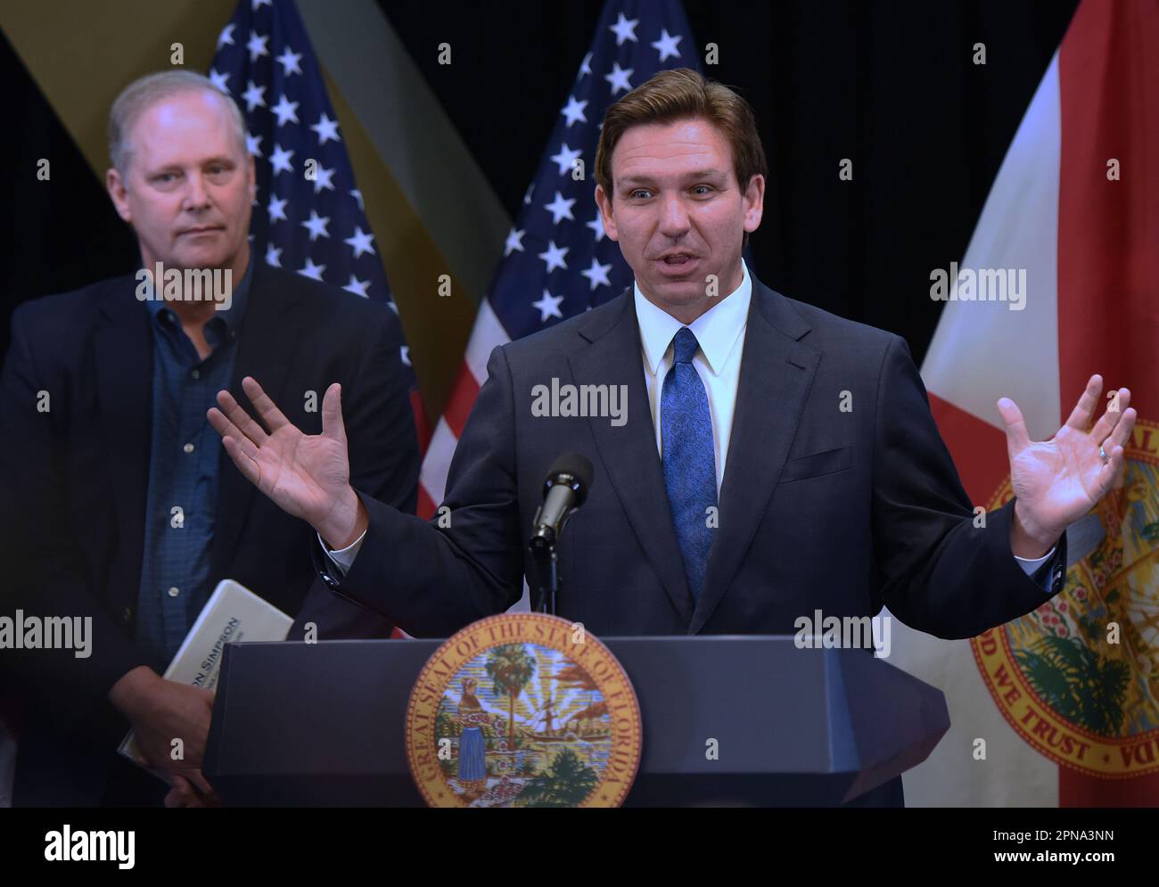 Lake Buena Vista, Usa. 17. April 2023. Ron DeSantis, Gouverneur von Florida, hält eine Pressekonferenz im Reedy Creek Administration Building in Lake Buena Vista. DeSantis kündigte Gesetzesmaßnahmen an, um die Vereinbarung zwischen dem Reedy Creek Improvement District und Walt Disney World aufzuheben, die Disney die Kontrolle über den Freizeitpark und das umliegende Grundstück behalten sollte. (Foto: Paul Hennessy/SOPA Images/Sipa USA) Guthaben: SIPA USA/Alamy Live News Stockfoto