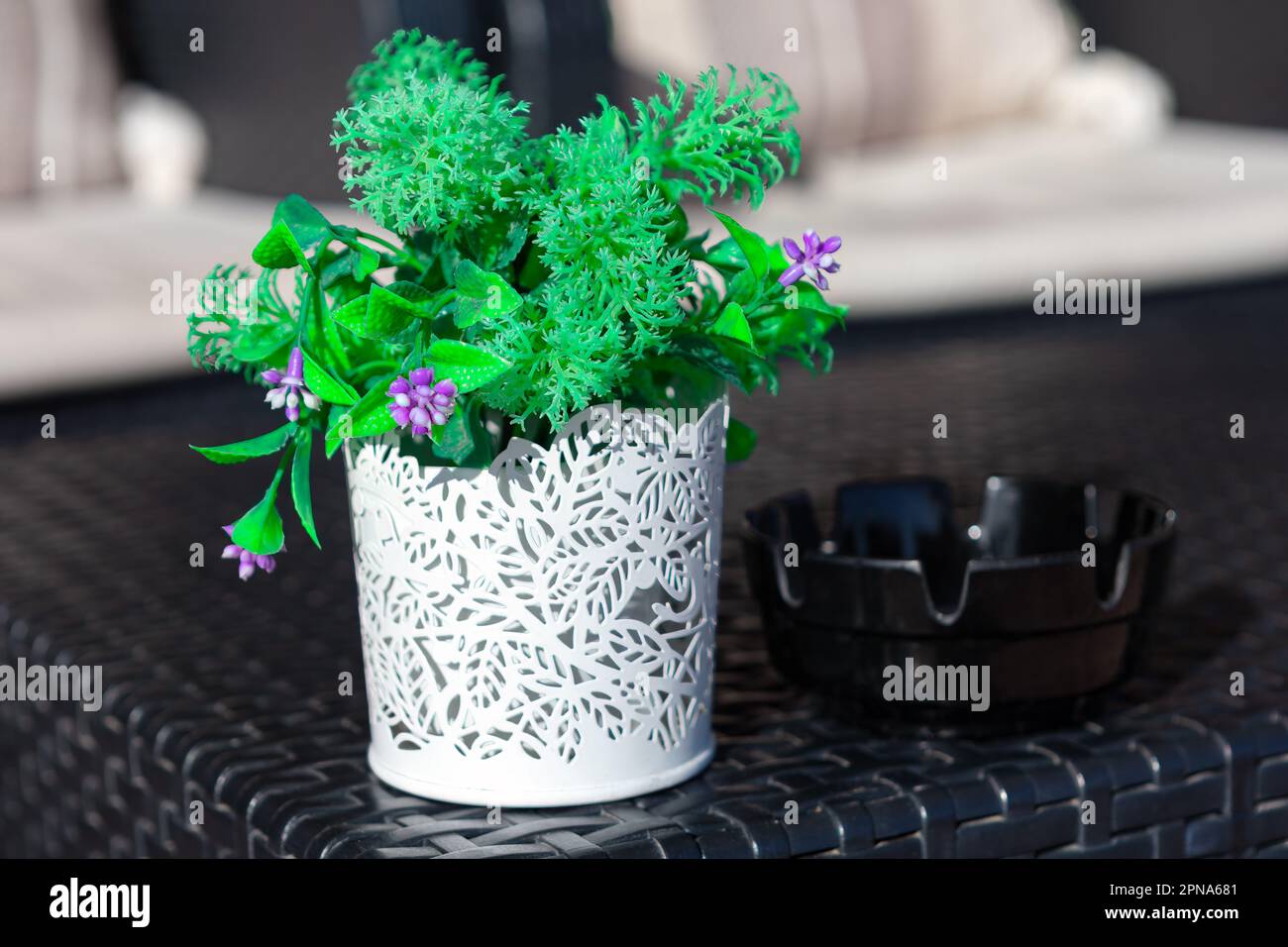 Aschenbecher Blumentopf auf einem Holztisch Stockfotografie