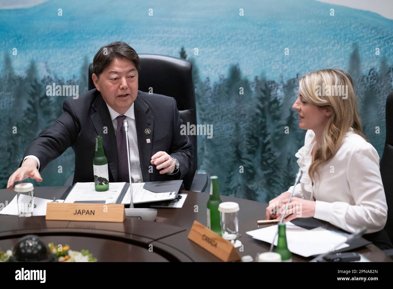 Japan's Foreign Minister Yoshimasa Hayashi, left, talks with Canadian Foreign Minister Melanie Joly at the start of the fifth working session of a G7 Foreign Ministers' Meeting at the Prince Karuizawa hotel in Karuizawa, Japan Tuesday, April 18, 2023. (Yuichi Yamazaki/Pool Photo via AP) Stockfoto