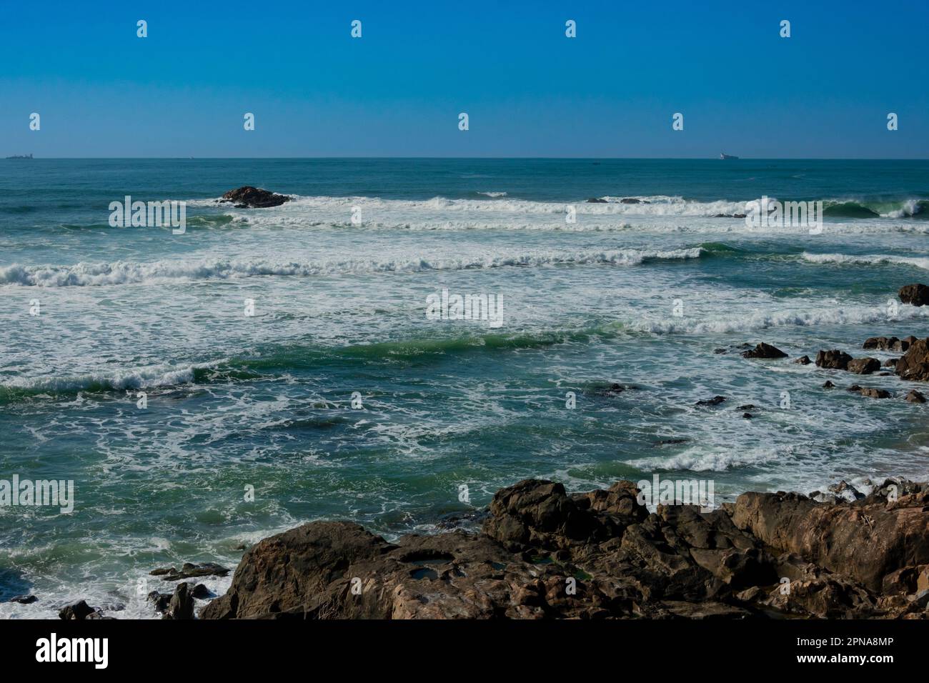 Atlantik und ein Strand mit Felsen in Porto, Portugal Stockfoto