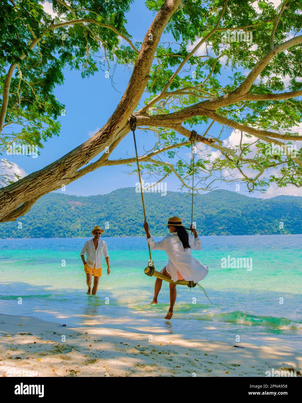 Koh Ra WI Insel in Thailand in der Nähe von Ko Lipe, mit ein paar Männern und Frauen, die sich am Strand des Tarutao Nationalparks entspannen Stockfoto