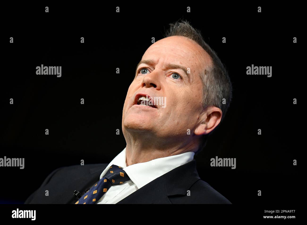 Australian Minister for Government Services Bill Shorten spricht am Dienstag, den 18. April 2023, vor dem National Press Club in Canberra. (AAP Image/Lukas Coch) KEINE ARCHIVIERUNG ** AUSSCHLIESSLICH REDAKTIONELLE VERWENDUNG ** Stockfoto