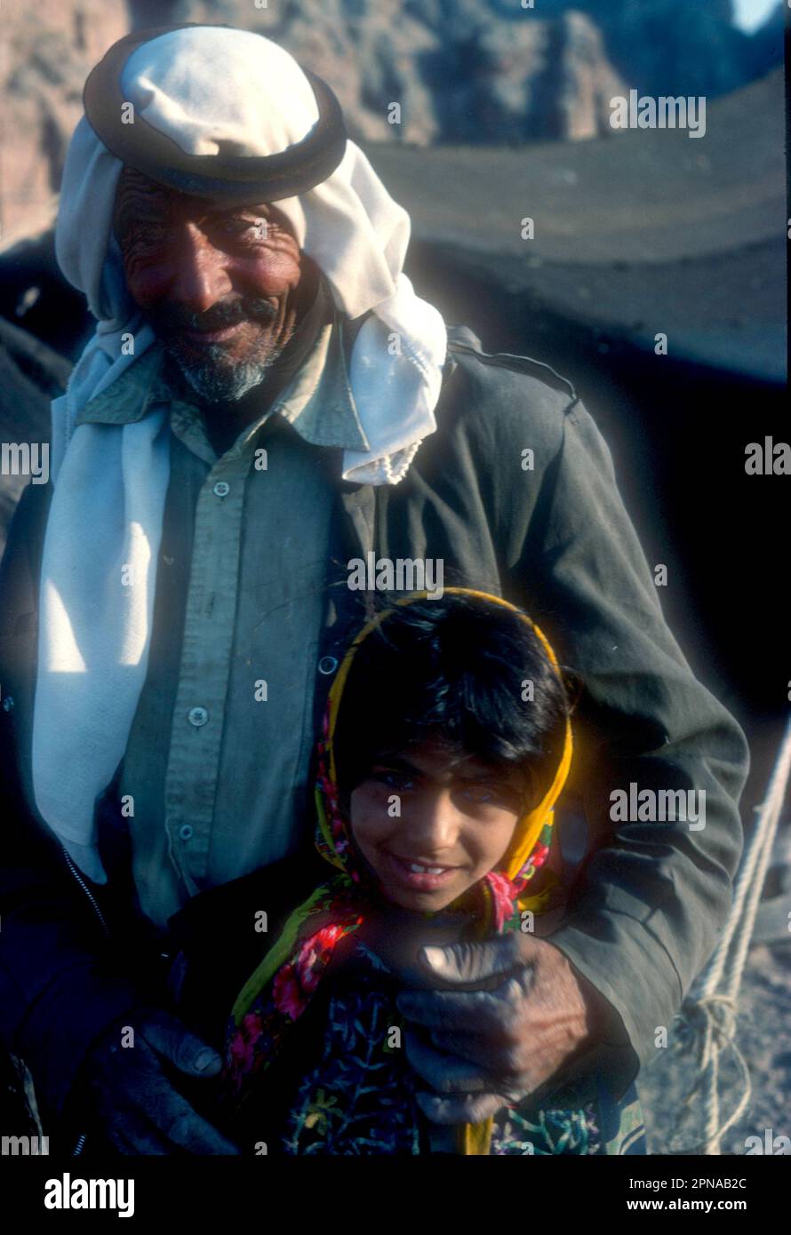 Zarte Szene eines arabischen Beduinen mit seiner Enkelin in Wadi Rum, Jordan 1980 Stockfoto