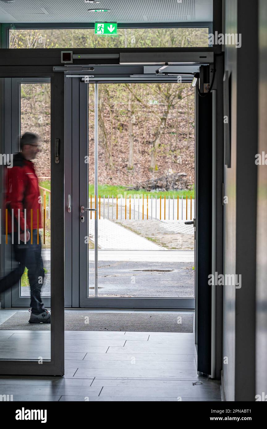 Deggendorf, Deutschland. 17. April 2023. Eine automatische Tür im Robert Koch Gymnasium. Der Bezirk Deggendorf will fast 28.000 Euro vom Freistaat Bayern für die automatische Tür, die einem schwerbehinderten Lehrer Zugang zur staatlichen Highschool in Deggendorf ermöglicht. Kredit: Armin Weigel/dpa/Alamy Live News Stockfoto